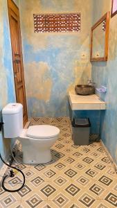 Kamar mandi di Alen's Stay&surf