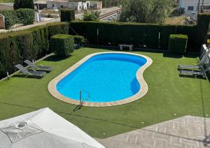 einen Blick über einen Pool im Hof in der Unterkunft Hotel Ignacio - PalomarGroup in Chiva
