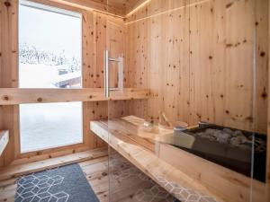 baño de madera con bañera y ventana en Appartementhaus Trixl, en Fieberbrunn 73 fotos más