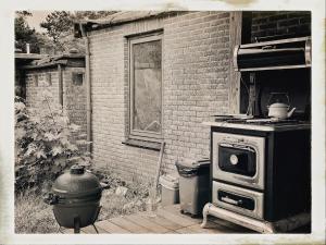 't HorntjeBell tent Binnen Duin的砖房内带烤箱的户外厨房