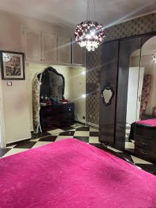a room with a large pink bed and a mirror at Été in Boumerdes