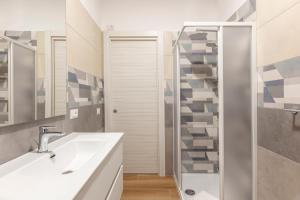 un bagno con lavandino e doccia di Residence Torvaianica a Torvaianica Altre 37 foto