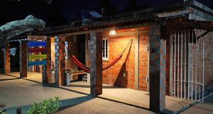 圣阿马鲁Casa de Temporada03-ChalePortaldoParaiso的前面有吊床的砖砌建筑