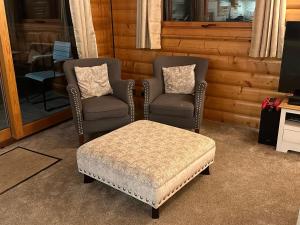 two chairs and a ottoman in a room at Bamboo Retreat in Louth +6 photos