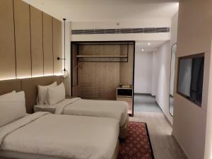 Postel nebo postele na pokoji v ubytování Golden Tulip Lucknow