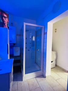 een badkamer met een douche en een blauw plafond bij Appartamento a Udine con doccia idromassaggio 