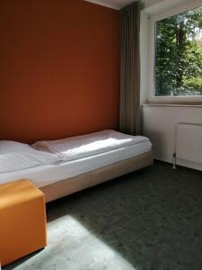 Postel nebo postele na pokoji v ubytování DRK-Tagungshotel-Dunant