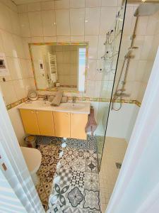 Łazienka w obiekcie L’appartement du Fayé avec jacuzzi privé