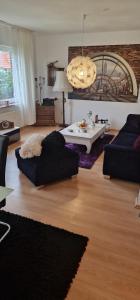 紹爾騰斯的住宿－Stadtrand Wilhelmshaven，客厅配有两张沙发和一张桌子