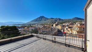 desde el balcón de un edificio con vistas a la ciudad en Antica Dimora, en Termini Imerese