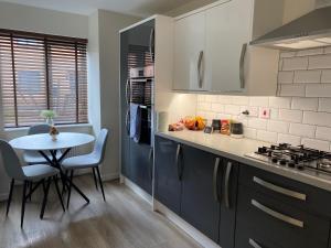 Kuchyň nebo kuchyňský kout v ubytování Rooms in Beautiful Home in Wolverhampton!