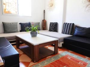 Sala de estar con sofás y mesa de centro en Olas Surf House, en Imsouane