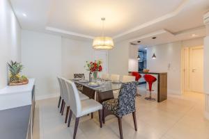 Posezení v ubytování Boulevard Bombinhas - Elegante Apartamento em Condo com Piscina e Jacuzzi