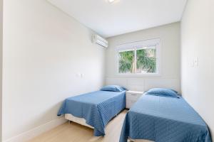 Postel nebo postele na pokoji v ubytování Boulevard Bombinhas - Elegante Apartamento em Condo com Piscina e Jacuzzi + 27 fotografií