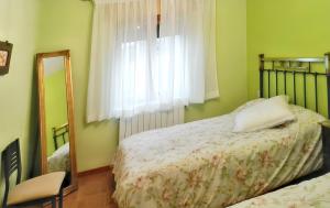 - une chambre avec un lit, un miroir et une fenêtre dans l'établissement 3 bedrooms house with enclosed garden at Peral de Arlanza, à Peral de Arlanza