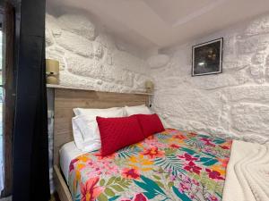 ein Schlafzimmer mit einem Bett mit einer bunten Decke in der Unterkunft Casa Pereira in Balança + 39 Fotos