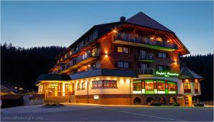 ein großes Gebäude mit Lichtern davor in der Unterkunft Berghotel Mummelsee in Seebach