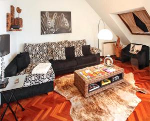 uma sala de estar com um sofá e uma mesa em 5 bedrooms apartement at Malpica 10 m away from the beach with sea view furnished terrace and wifi em Malpica de Bergantiños