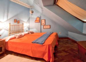 Katil atau katil-katil dalam bilik di 5 bedrooms apartement at Malpica 10 m away from the beach with sea view furnished terrace and wifi