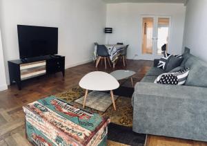 ein Wohnzimmer mit Sofa und Tisch in der Unterkunft Large flat terrace Sea view, Promenade des Anglais in Nizza