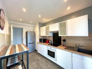 eine Küche mit weißen Schränken und einer Arbeitsplatte in der Unterkunft Large flat terrace Sea view, Promenade des Anglais in Nizza + 8 Fotos