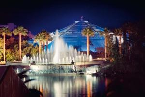 einen Brunnen vor einem Gebäude mit Palmen in der Unterkunft Large flat terrace Sea view, Promenade des Anglais in Nizza