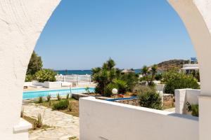 vistas a la piscina desde el balcón de un complejo en Naoussa Hotel Paros by Booking Kottas en Náousa