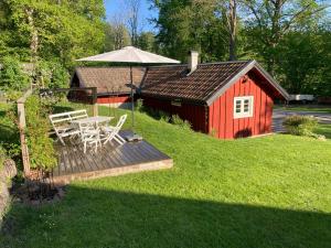 コールモーデンにあるNyrenoverad liten stuga i Marmorbruketの赤小屋 +6枚の写真