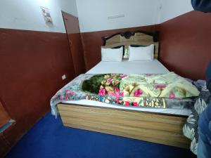 Un pat sau paturi într-o cameră la Hotel Sai Aman