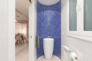 a bathroom with a blue tiled wall at Apartamento Villabona - Mar y Montaña Elegante Apt p8 con WiFi gratis in Villabona +26 photos