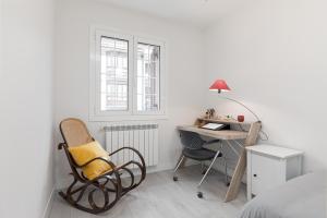 a bedroom with a desk and a chair and a bed at Apartamento Villabona - Mar y Montaña Elegante Apt p8 con WiFi gratis in Villabona