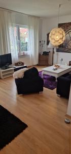 ein Wohnzimmer mit einem Sofa und einem Tisch in der Unterkunft Stadtrand Wilhelmshaven in Schortens