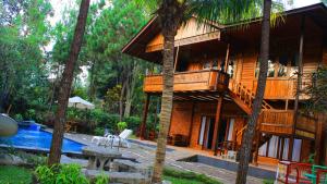 Bazén v ubytování Jambuluwuk Convention Hall & Resort Puncak nebo v jeho okolí