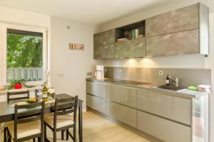 Nhà bếp/bếp nhỏ tại Fewo2 Seelter Uutkiek Saterland +18 ảnh