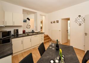 een keuken en eetkamer met een tafel en stoelen bij Landküche - Ferienwohnung in Daun +9 foto's