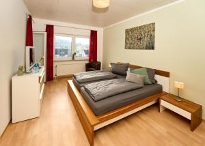 een slaapkamer met een bed en een bureau erin bij Landküche - Ferienwohnung in Daun