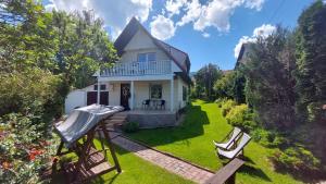 una vista aerea di una casa con cortile di Cottage Zawoja z Jacuzzi a Zawoja Altre 44 foto