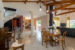 a kitchen and living room with a table and chairs at Les Sylphides - Maison avec piscine in Montélimar
