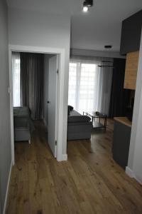 sala de estar con sofá y suelo de madera en Apartamenty Jurowiecka 17 - Centrum, en Białystok