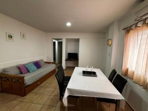 una habitación con una cama y una mesa con sillas en Departamento en pleno centro, a metros de todo !, en San Rafael