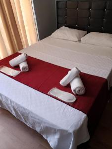 un letto con asciugamani e scarpe sopra di BALŞEN HOTEL a Anamur