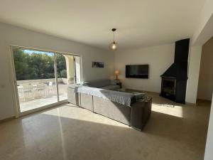 Μια τηλεόραση ή/και κέντρο ψυχαγωγίας στο Appartement vue mer avec jardin en pleine nature