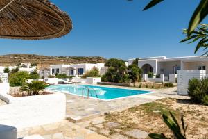 Villa con piscina en un complejo en Naoussa Hotel Paros by Booking Kottas en Náousa