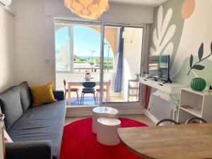 un salon avec un canapé et une table dans l'établissement STUDIO VUE MER Quartier des Quilles, à Sète