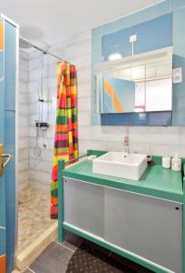 a bathroom with a sink and a shower at Maison confortable à Férolles-Attilly avec jardin clos in Férolles-Attilly