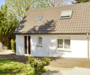 a white house with a brown roof at Maison confortable à Férolles-Attilly avec jardin clos in Férolles-Attilly