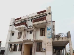 Super OYO Hotel Sky View في Bijnaur: مبنى ابيض عليه لافته