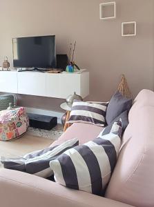 TV a/nebo společenská místnost v ubytování Le Koc'h Kelen, au calme, proche centre ville