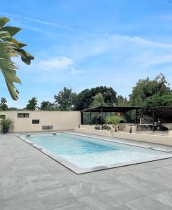 - une piscine au milieu d'un patio dans l'établissement Maison de 2 chambres avec piscine partagee jardin clos et wifi a Ghisonaccia, à Ghisonaccia
