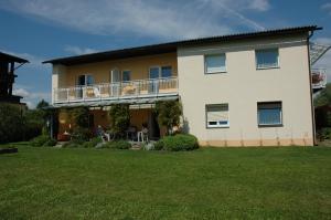 una grande casa con un prato davanti di Haus Bärnthaler a Faak am See